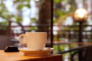 Kafedeki masada bir fincan sıcak çay