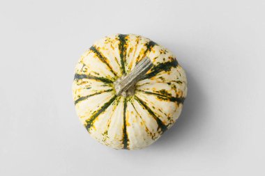 Hafif arkaplanda taze balkabağı