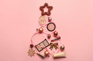 Makyaj malzemesinden yapılmış Noel ağacı ve renk arka planında dekor