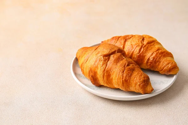 Plaat Met Heerlijke Croissants Witte Achtergrond — Stockfoto