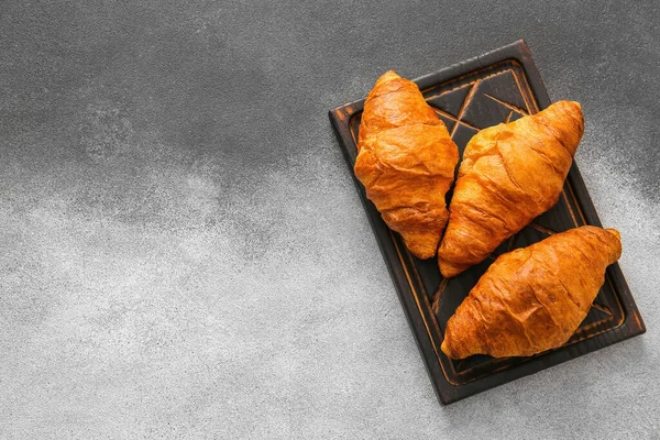 Placa Madeira Com Deliciosos Croissants Fundo Grunge — Fotografia de Stock