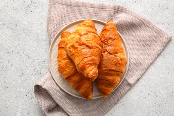 Tányér Finom Croissant Fehér Háttér — Stock Fotó