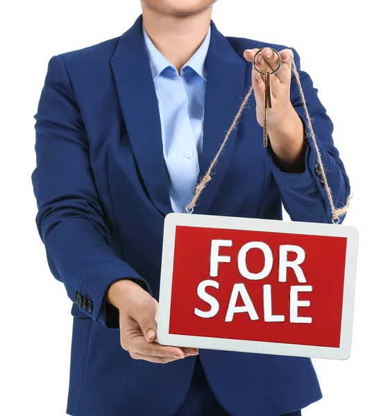 Kobieta Agent Nieruchomości Tablicy Sprzedaży Klucz Nowego Domu Białym Tle — Zdjęcie stockowe