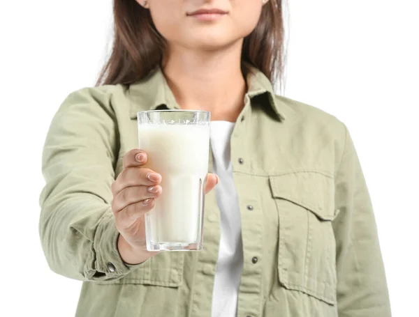 白い背景に有機ミルクのガラスを持つ若い女性 クローズアップ — ストック写真