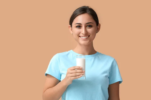 Junge Frau Mit Glas Bio Milch Auf Farbigem Hintergrund — Stockfoto