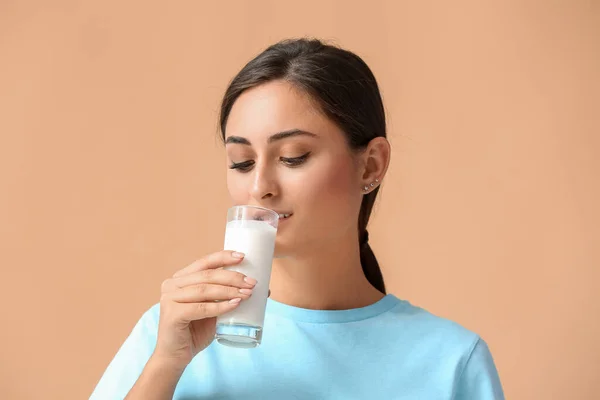 Jonge Vrouw Drinken Biologische Melk Kleur Achtergrond — Stockfoto