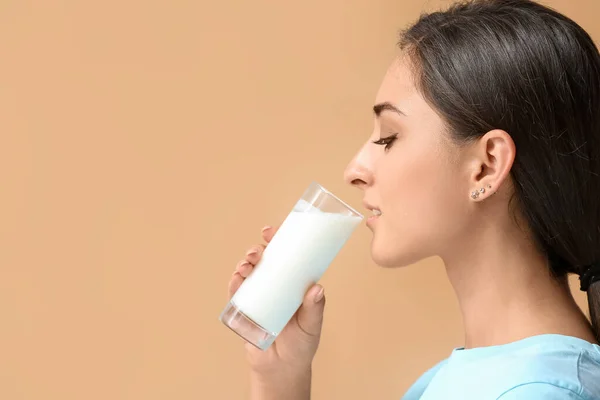 Jonge Vrouw Drinken Biologische Melk Kleur Achtergrond — Stockfoto