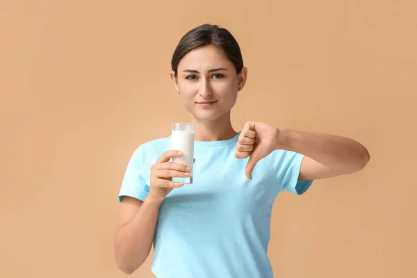 Jonge Vrouw Weigeren Melk Drinken Kleur Achtergrond — Stockfoto