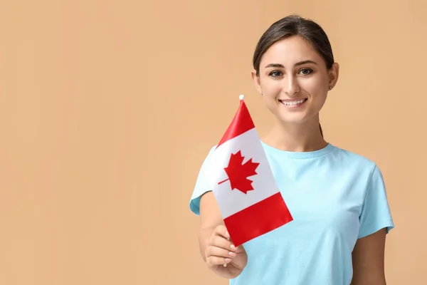Junge Frau Mit Kanadischer Nationalflagge Auf Farbigem Hintergrund — Stockfoto