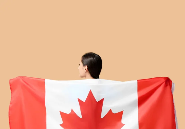 具有加拿大国旗色彩背景的年轻妇女 — 图库照片