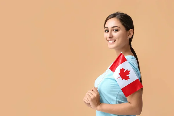 具有加拿大国旗色彩背景的年轻妇女 — 图库照片