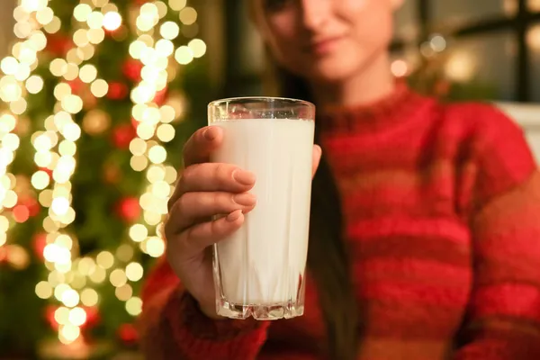 Ung Kvinna Med Ett Glas Ekologisk Mjölk Hemma Julafton Närbild — Stockfoto