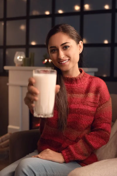 Junge Frau Trinkt Heiligabend Hause Bio Milch — Stockfoto