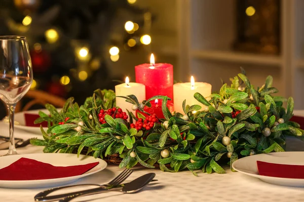 Красивый Венок Омелы Свечами Столе Подаваемый Рождественский Ужин — стоковое фото