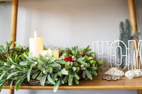 Beautiful Mistletoe Wreath Candles Shelf Room — Stock Photo, Image