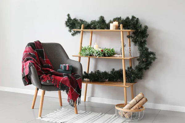 美しいクリスマスの装飾と部屋のアームチェアと棚ユニット — ストック写真