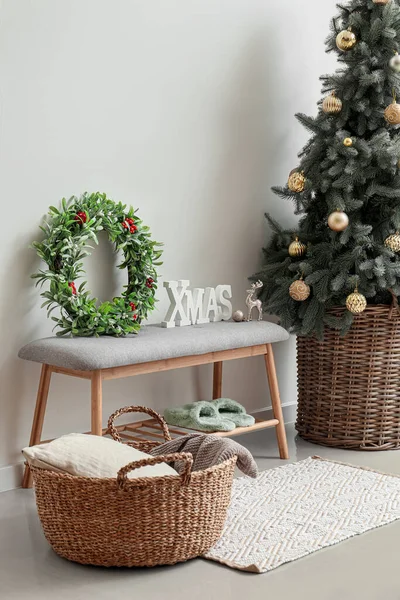 部屋の中にクリスマスツリーベンチと美しいミステリーリース — ストック写真