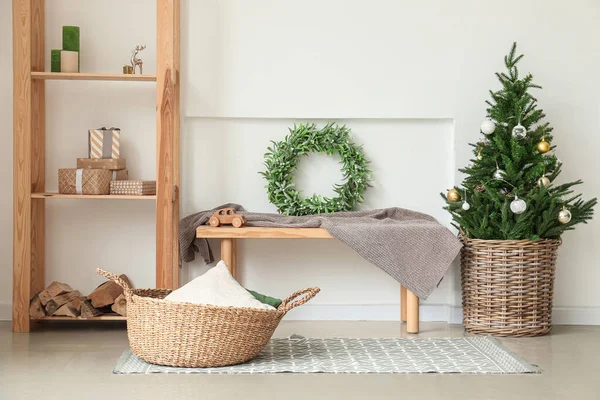 Gyönyörű Karácsonyfa Fagyöngy Koszorúval Szoba Belsejében — Stock Fotó