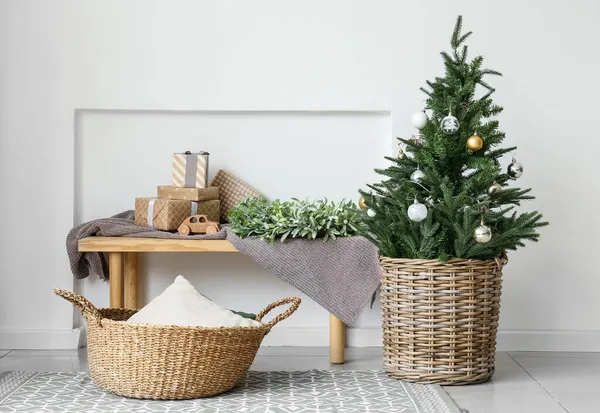 Mooie Kerstboom Met Geschenken Bank Het Interieur Van Kamer — Stockfoto