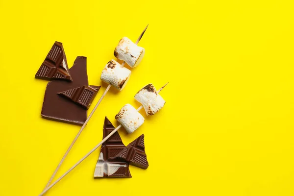 Spieße Mit Leckeren Gegrillten Marshmallows Auf Gelbem Hintergrund — Stockfoto