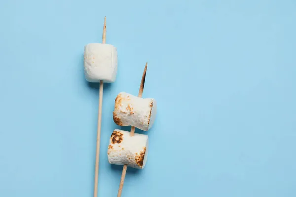 Skewers Tasty Grilled Marshmallows Blue Background — Stock Photo, Image