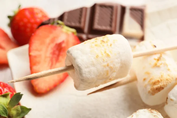 Skewers Tasty Grilled Marshmallows Strawberry Light Background Closeup — Stock Photo, Image