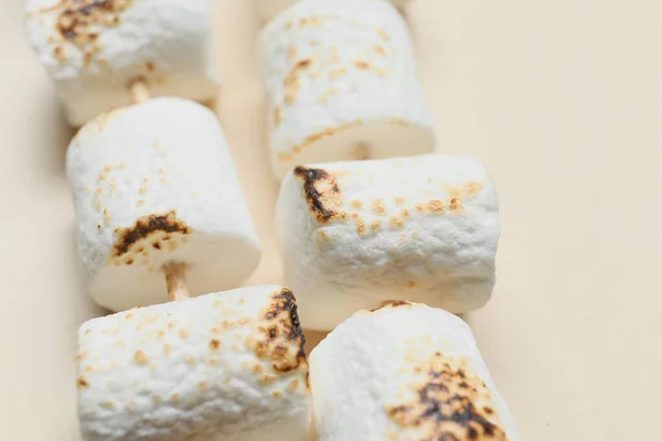 Spieße Mit Leckeren Gegrillten Marshmallows Auf Hellem Hintergrund Nahaufnahme — Stockfoto