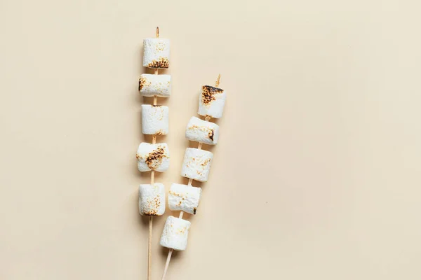 Espetos Com Saborosos Marshmallows Grelhados Fundo Claro — Fotografia de Stock