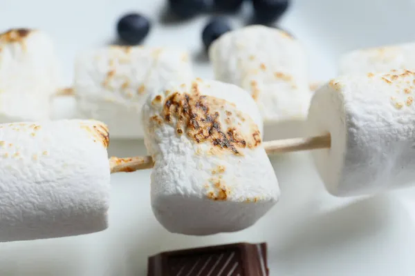 Skewers Tasty Grilled Marshmallows Closeup — Stock Photo, Image