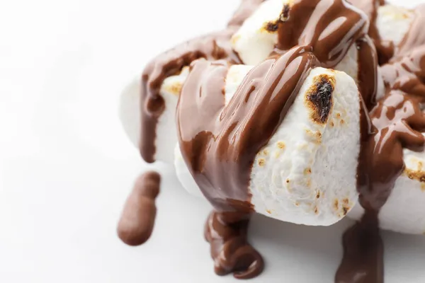 Saborosos Marshmallows Grelhados Chocolate Sobre Fundo Branco — Fotografia de Stock