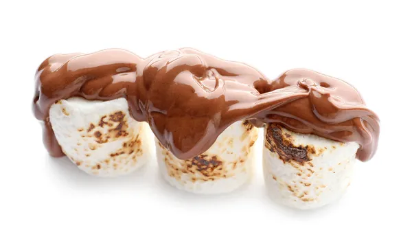Saborosos Marshmallows Grelhados Chocolate Sobre Fundo Branco — Fotografia de Stock