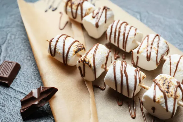 Skewers Chutné Grilované Marshmallows Čokoládě Tmavém Pozadí — Stock fotografie