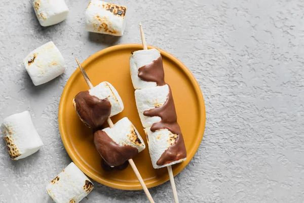 Espetos Com Saborosos Marshmallows Grelhados Chocolate Fundo Claro — Fotografia de Stock