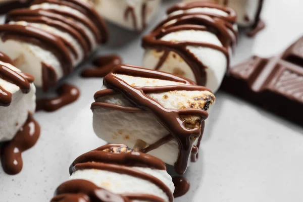 Skewers Tasty Grilled Marshmallows Chocolate Closeup — Stock Photo, Image