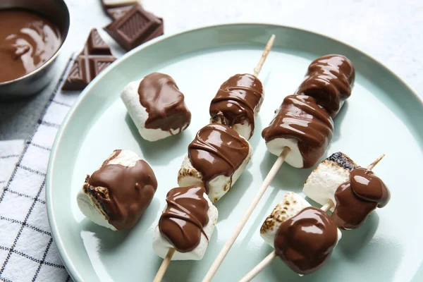 Talíř Chutných Grilovaných Marshmallows Čokoládou Světlém Pozadí — Stock fotografie
