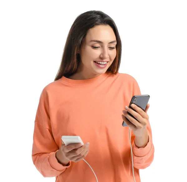 Mujer Joven Con Teléfono Banco Energía Sobre Fondo Blanco — Foto de Stock