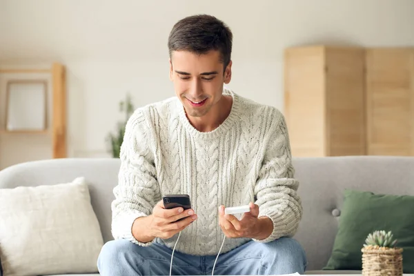 Joven Con Teléfono Banco Energía Casa — Foto de Stock