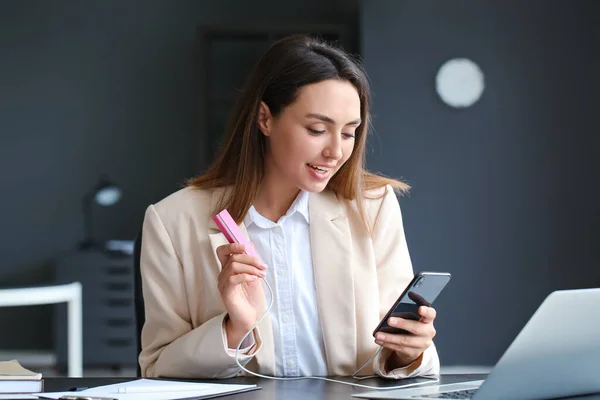 Young Businesswoman Phone Power Bank Office — Stock Photo, Image