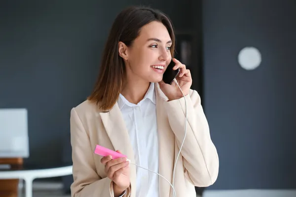Young Businesswoman Phone Power Bank Office — Stock Photo, Image