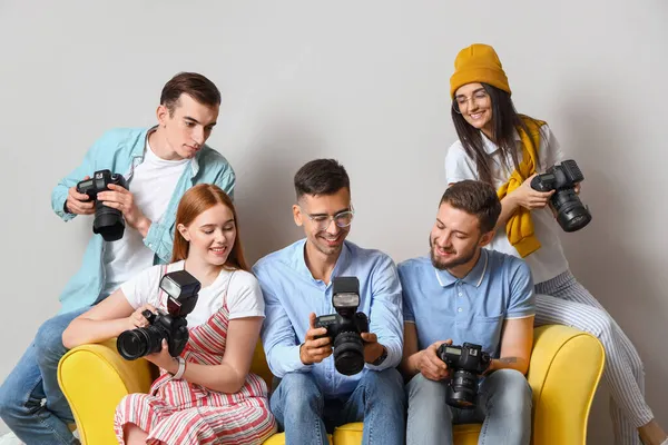 Skupina Mladých Fotografů Během Výuky Studiu — Stock fotografie