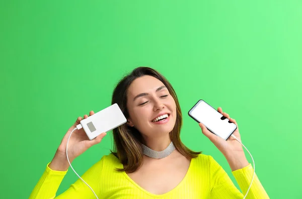 Jeune Femme Avec Téléphone Banque Alimentation Sur Fond Couleur — Photo