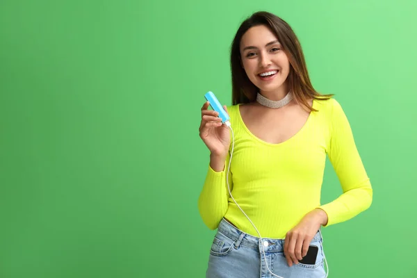 Jonge Vrouw Met Telefoon Power Bank Kleur Achtergrond — Stockfoto