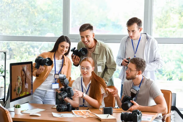 Professional Photographer Teaching Young People Studio — Stock Photo, Image