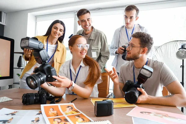 Fotógrafo Profesional Enseñando Jóvenes Estudio —  Fotos de Stock