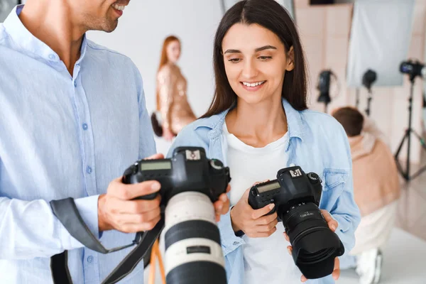 Jovens Fotógrafos Durante Aulas Estúdio — Fotografia de Stock
