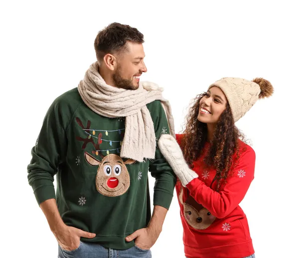 Glückliches Paar Weihnachtspullis Auf Weißem Hintergrund — Stockfoto