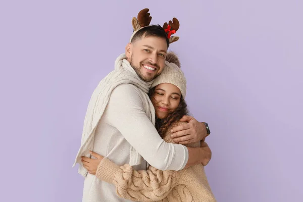 Happy Hugging Couple Winter Clothes Color Background — Stock Photo, Image