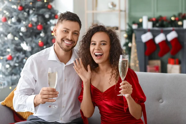 Happy Couple Champagne Celebrating Christmas Home — Stock Photo, Image