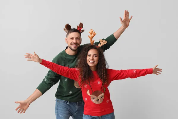 Happy Couple Christmas Sweaters Light Background — Stock Photo, Image