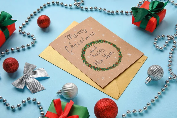 ギフト テキスト付きグリーティングカードメリークリスマスとハッピーブルーの背景に新年 — ストック写真
